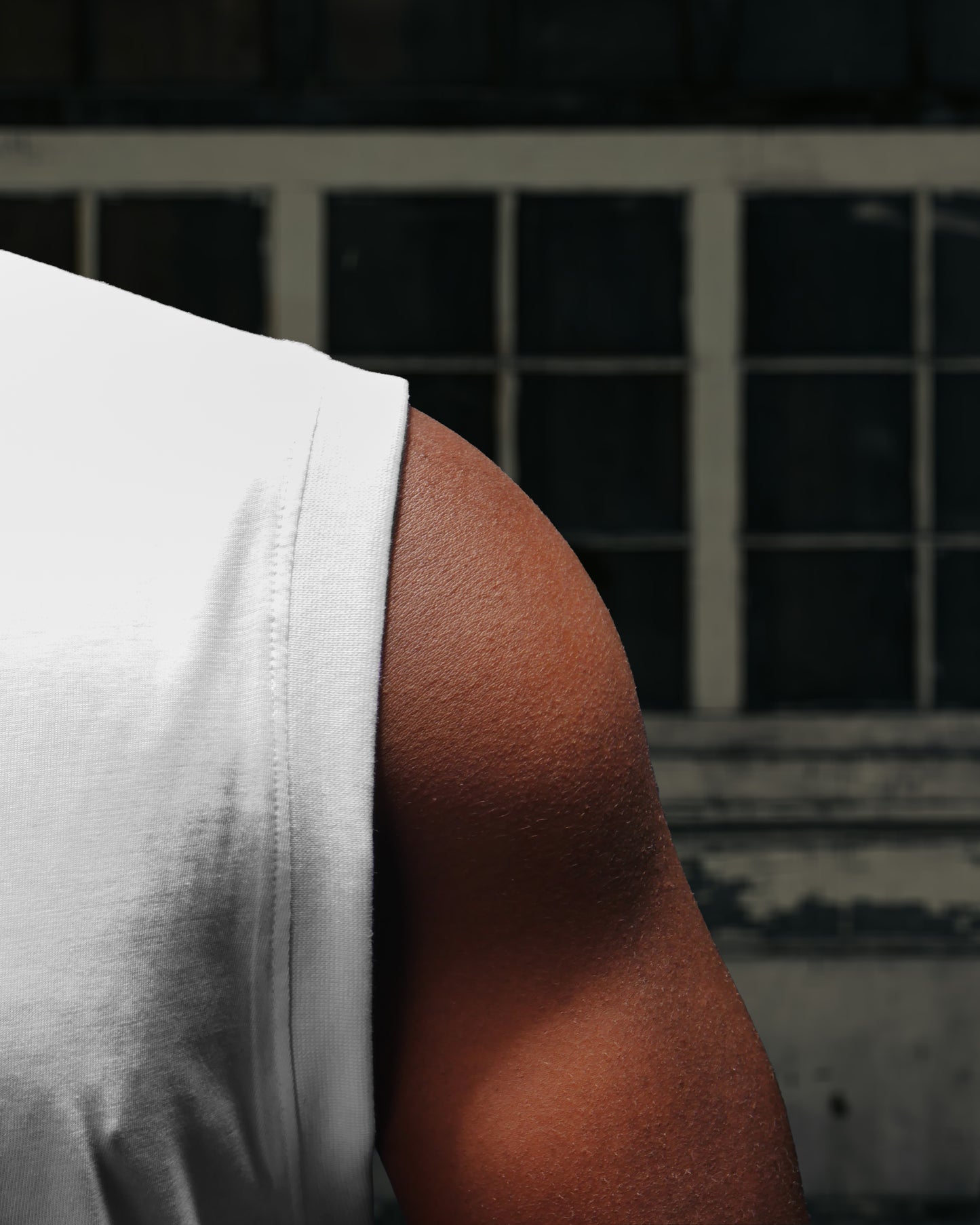 WHITE OVERSIZE (SHOULDER CUT)