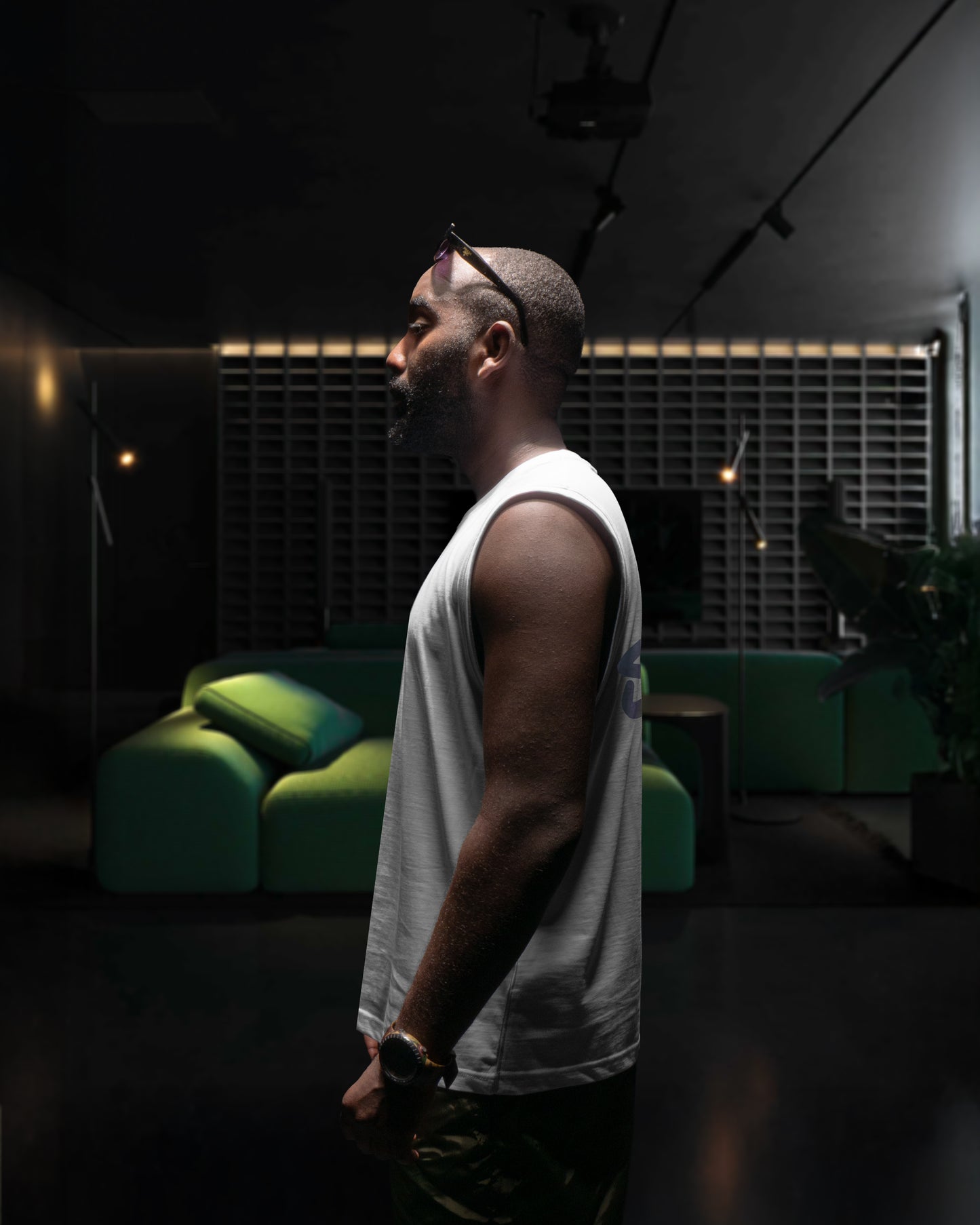 تي شيرت أسود بوتش كبير الحجم