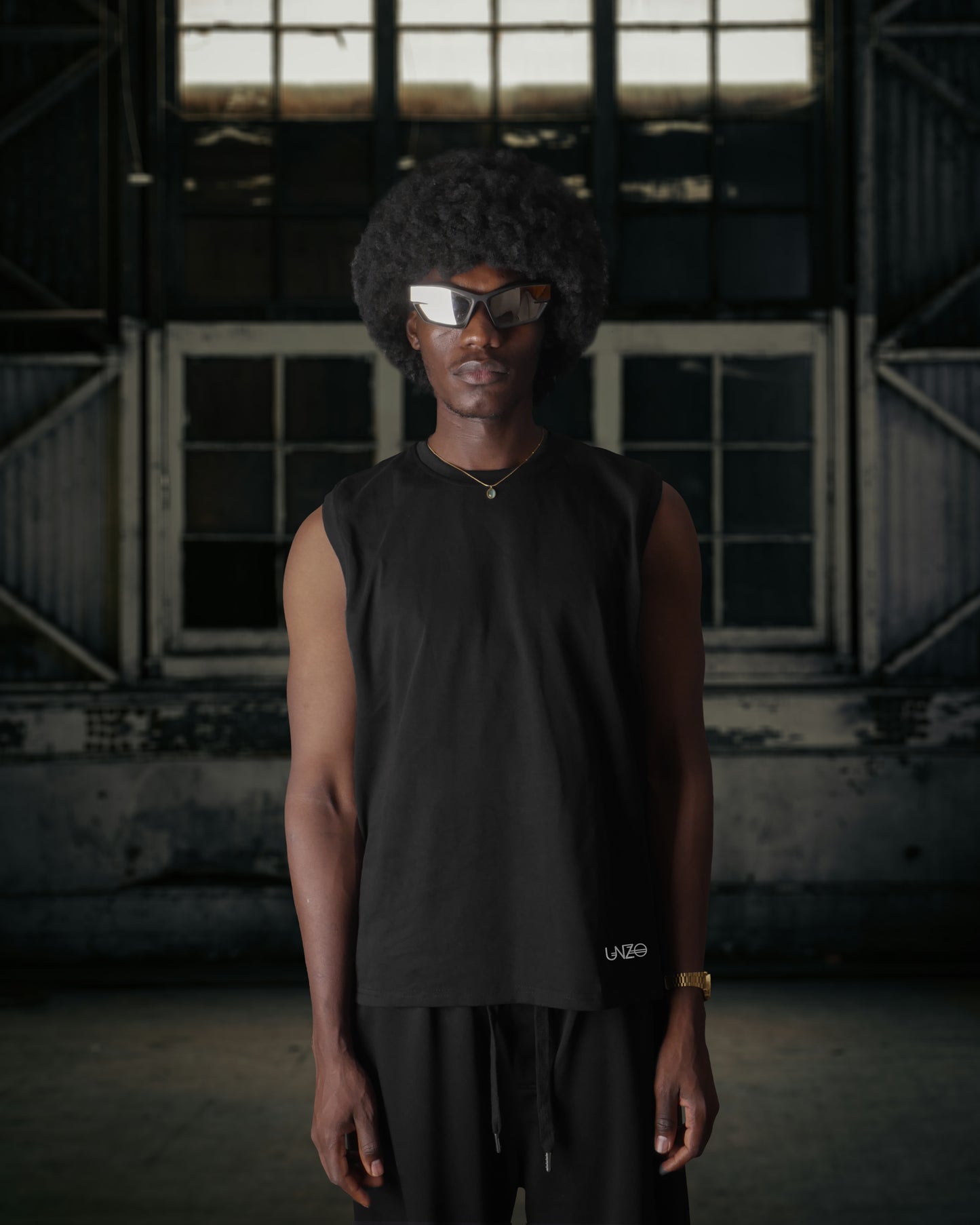 BLACK OVERSIZE (SHOULDER CUT)