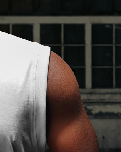 WHITE OVERSIZE (SHOULDER CUT)
