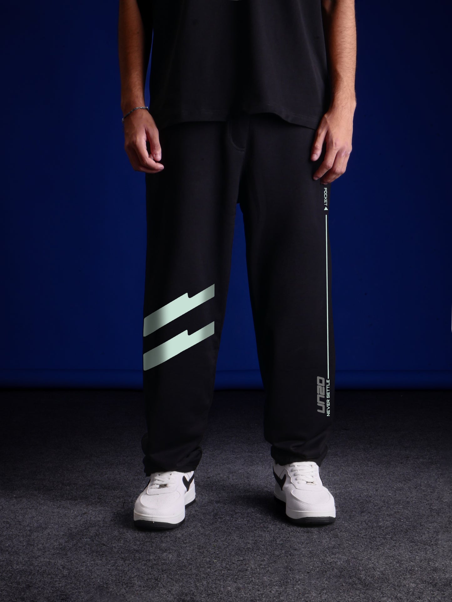 BLACK (MULTI FIT) OVERSIZE SWEATPANT (NEVER SETTLE)